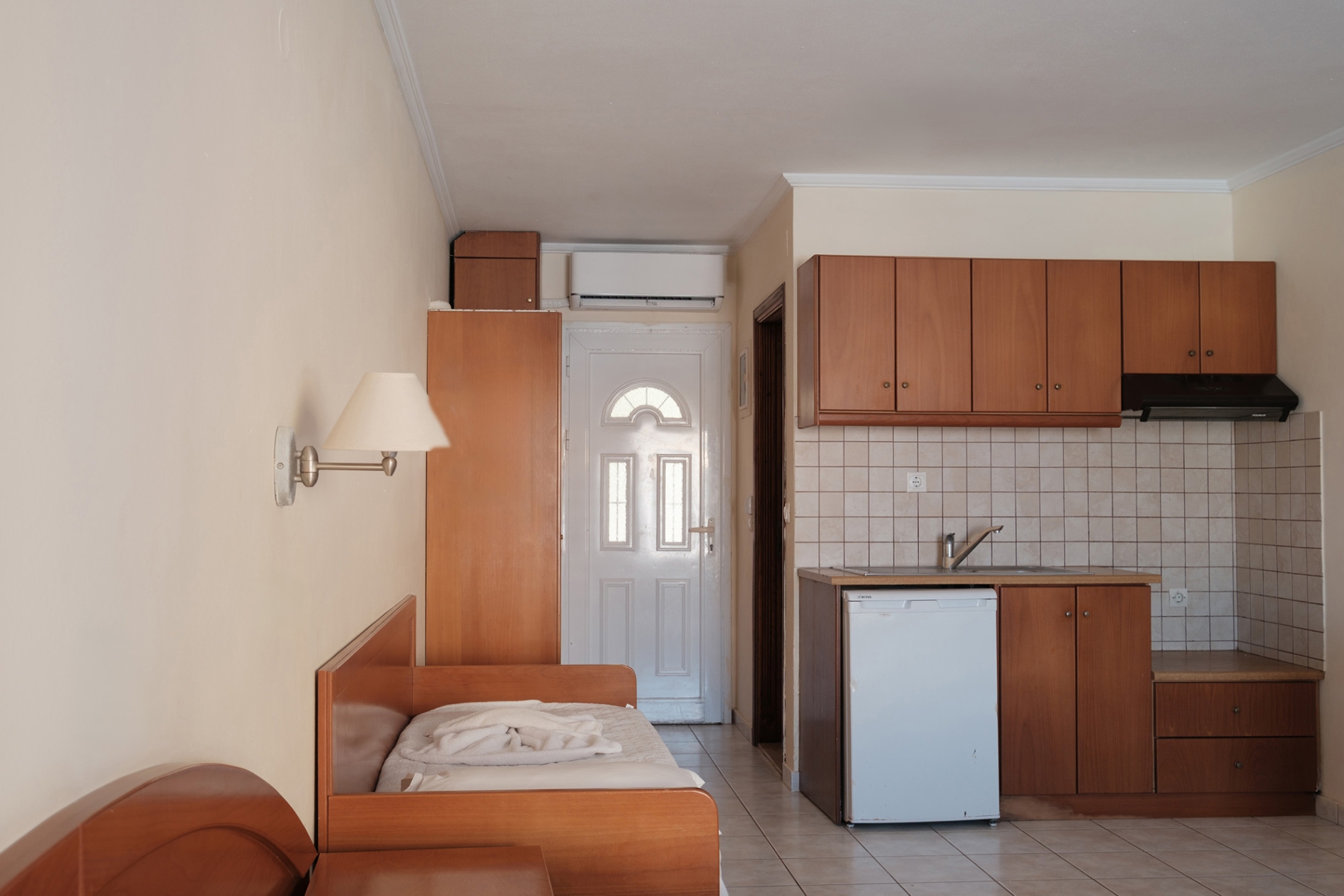 Tiara Holidays - Paradise Hotel Apartments Sidari - Standard Studio - kitchen and extra bed